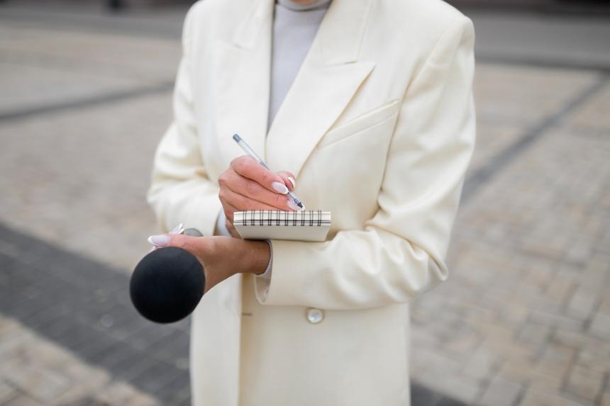 Не знала, что уже в эфире: корреспондентка устроила разминку голосовых связок во время трансляции парада в Москве