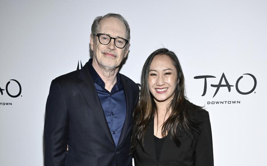 Отек лица и левого глаза: актера Стива Бушеми госпитализировали после нападения