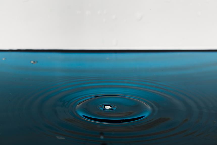 Труп нашли в заполненной водой канаве: полуторагодовалая девочка осталась без присмотра взрослых и умерла