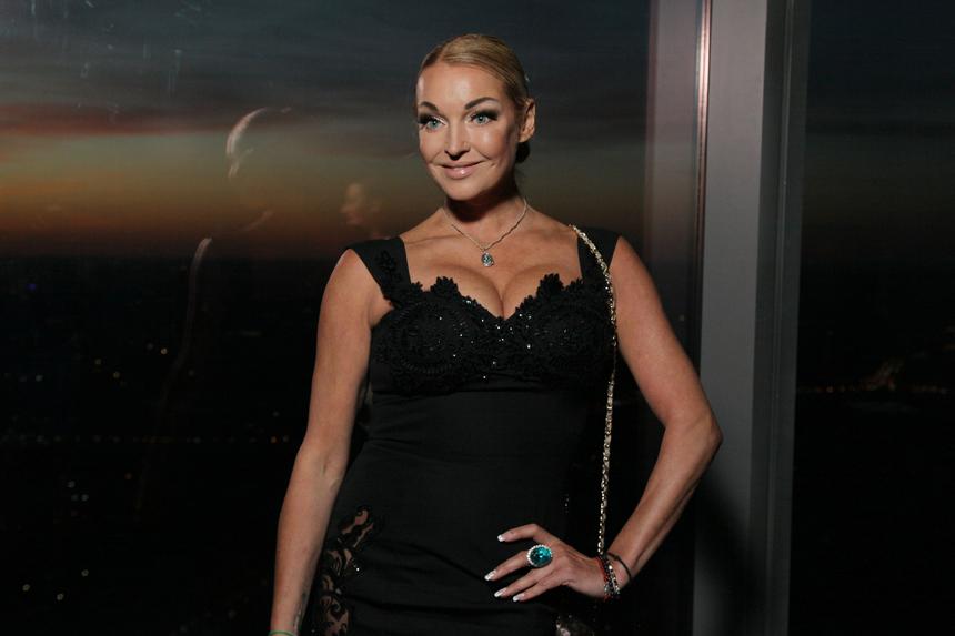 Анастасия Волочкова села на шпагат в кресле у стоматолога и заставила фанатов молчать