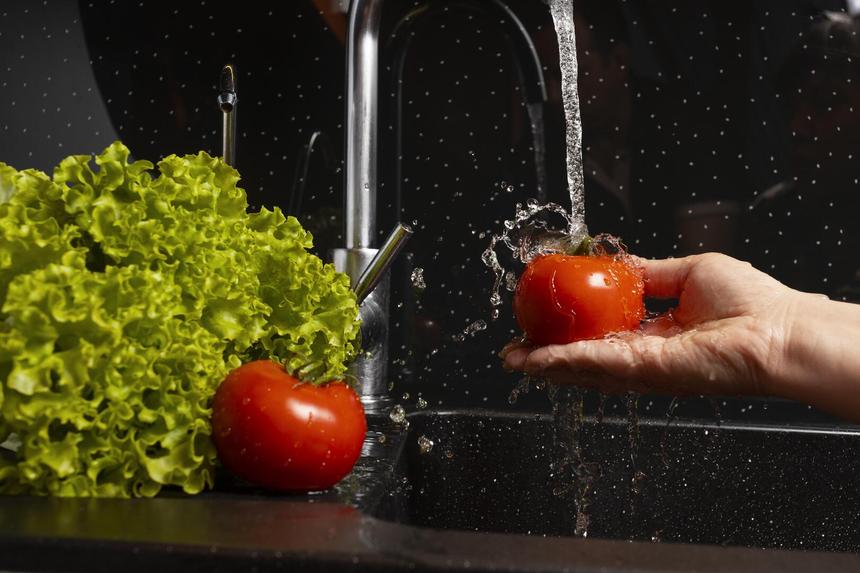 Мыть или не мыть: как правильно обрабатывать овощи, фрукты, мясо, рыбу и яйца перед готовкой