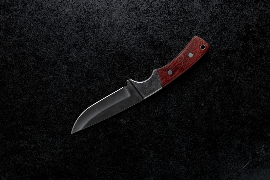 Россиянка вонзила нож в своего парня, застав в постели с любовницей