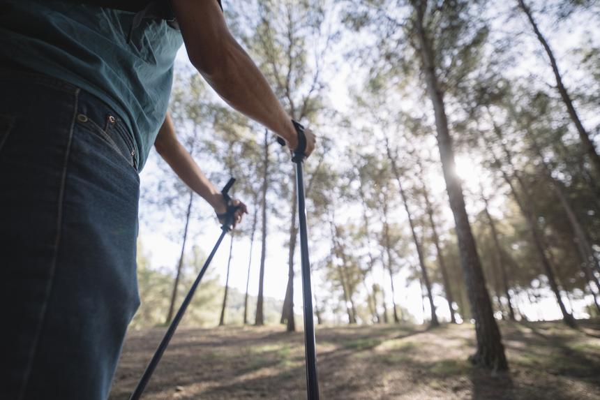 Тело лежало в воде: 90-летнюю пенсионерку нашли мертвой после скандинавской ходьбы