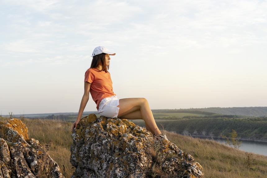 На Сахалине 17-летняя девушка сорвалась со скалы, пытаясь сделать селфи