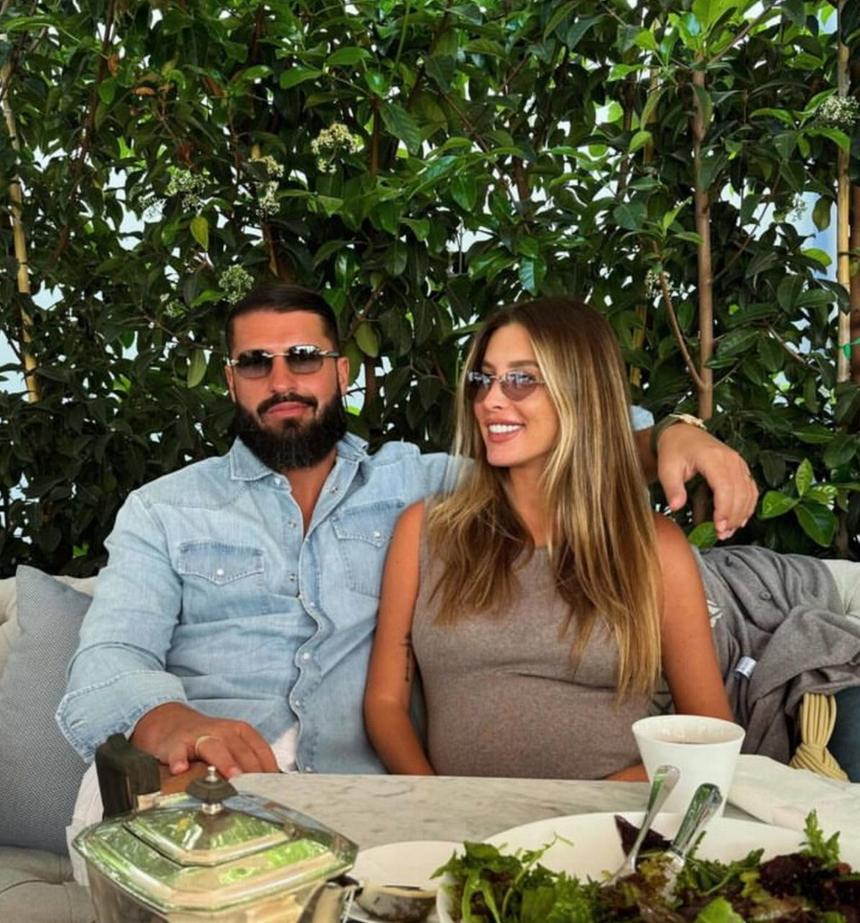 Беременная певица Кети Топурия в облегающем платье снялась с мужем на отдыхе