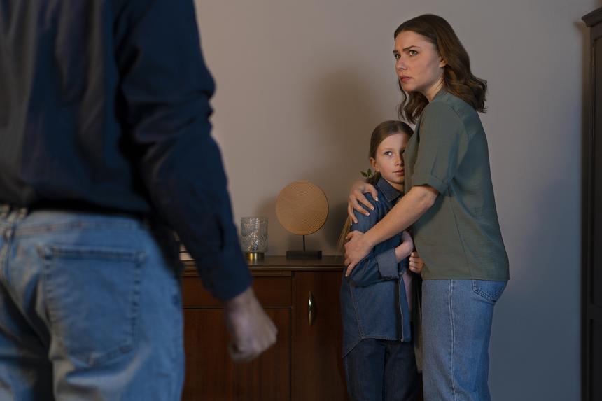 «Говорил, что дочь попадет в детский дом»: россиянка рассказала о преследованиях и угрозах убийством бывшего мужа