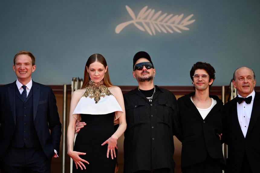 «Насквозь фальшивый»: кинокритики обрушились на Серебренникова, представившего фильм в Каннах