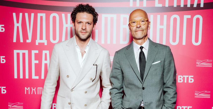 Федор Бондарчук на премии МХТ прятал правую руку, на которой давно нет обручального кольца