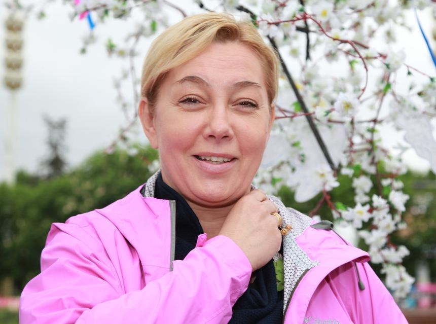 Пришла на гламурную премьеру в сарафане и без макияжа: 62-летняя Арина Шарапова удивила светскую Москву своим видом