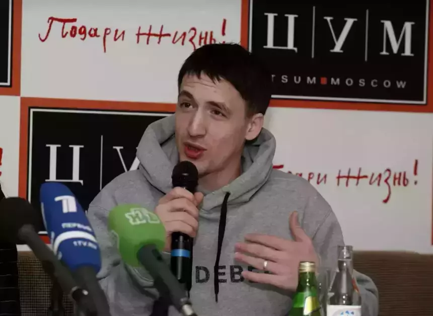 Концерт уехавшего из РФ Артура Смольянинова* в Риге завершился провалом