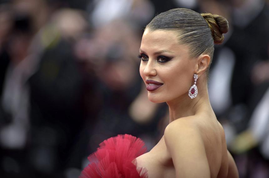 «В чем-то розово-страусином»: Ксения Собчак опозорила Викторию Боню в Каннах