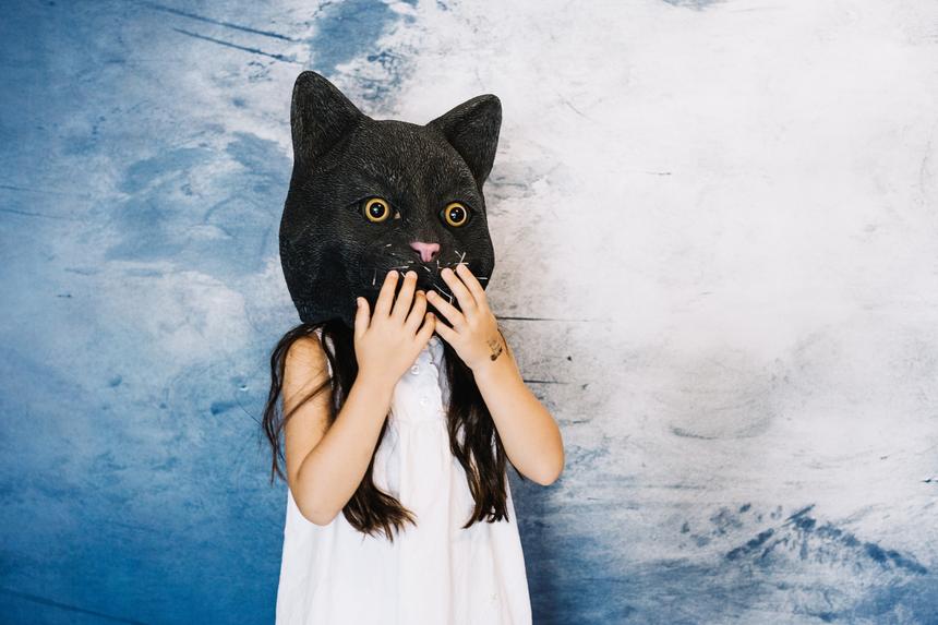 Ходила на четвереньках и мяукала: девочка-кошка напала на детей в парке