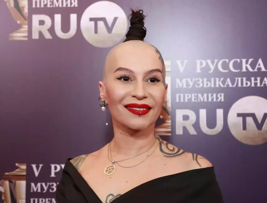 Уехавшая из РФ 53-летняя певица Наргиз Закирова вышла замуж в США