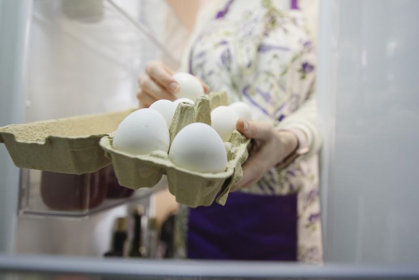 Сеть супермаркетов предложила жителям Екатеринбурга лизать яйца за миллион рублей: побеждают отравившиеся
