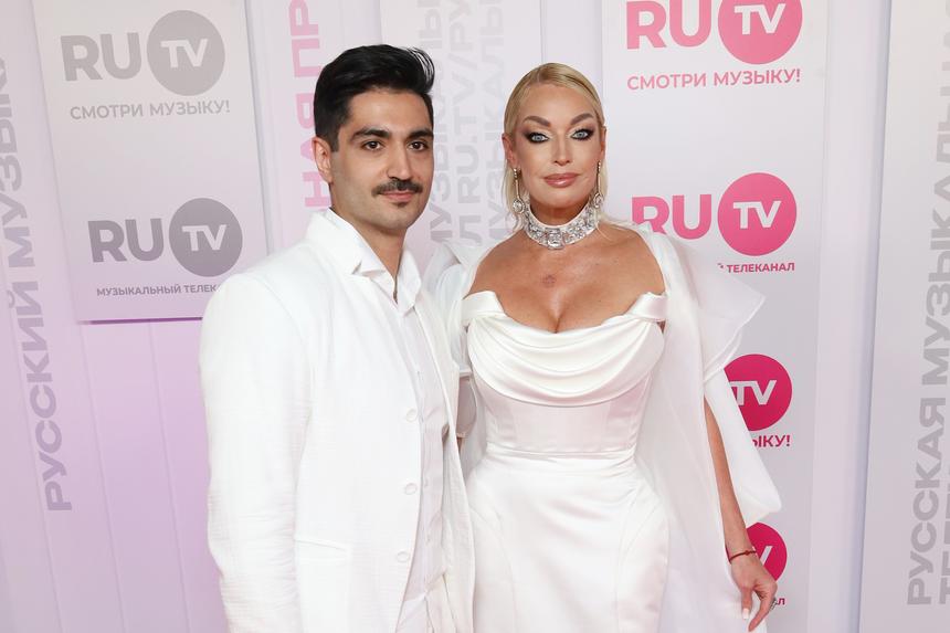 «У нас очень интересные отношения»: Волочкова заговорила о свадьбе после кольца от возлюбленного за 20 млн