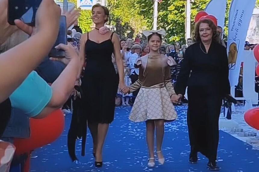 Мило, но несовременно: стилист оценила образ Ирины и Ксении Алферовых на кинофестивале в Ульяновске