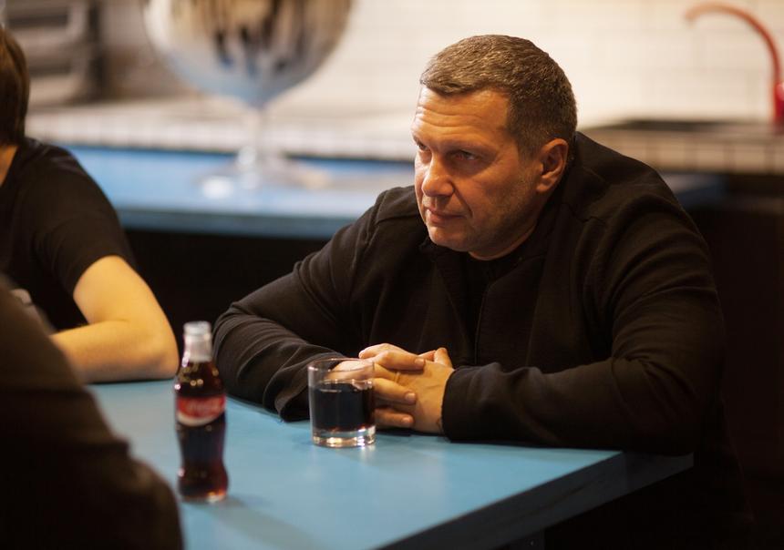 Выполняет задание: Соловьев заявил, что Панин* играет роль жены Эммануэля Макрона