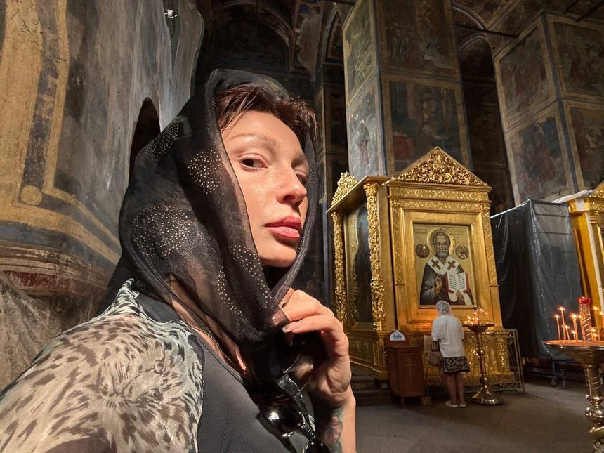 Оскандалившаяся после «голой» вечеринки Настя Ивлеева устроила фотосессию в монастыре