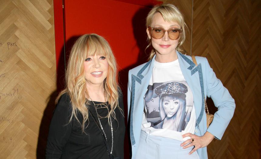 «Прямое послание для Орбакайте»: раскрыт тайный смысл новой версии песни Пугачевой «Не высовывайся, дочка»