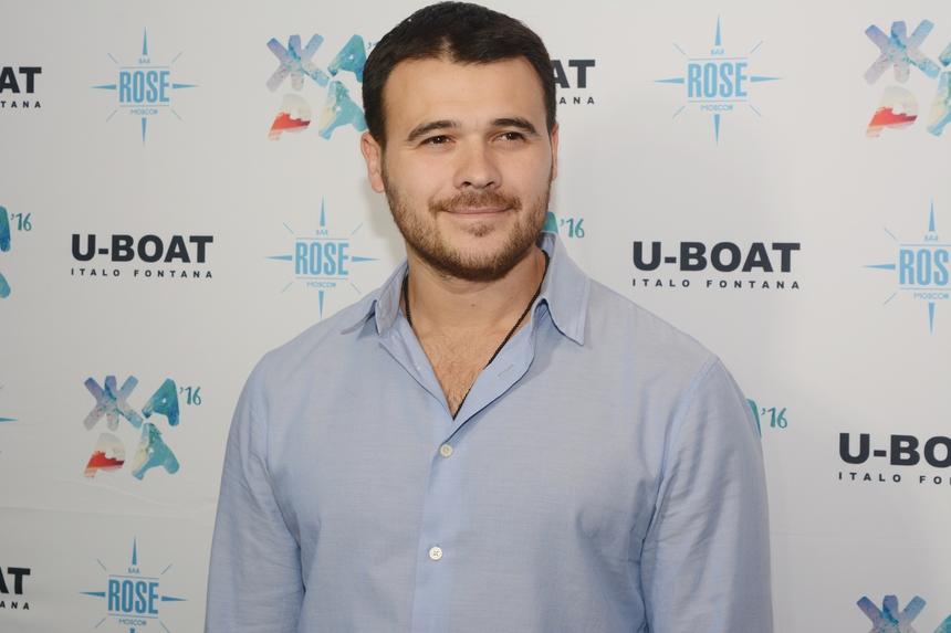 Певец Эмин Агаларов вышел в свет с семьей и восхитил фанатов