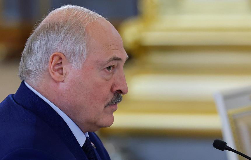 69-летний Александр Лукашенко показал, как рубит дрова новым белорусским топором