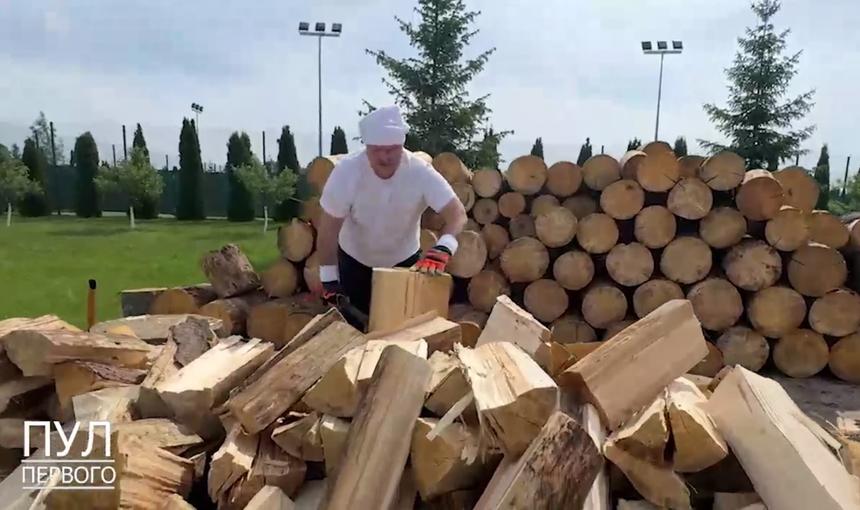 69-летний Александр Лукашенко показал, как рубит дрова новым белорусским топором