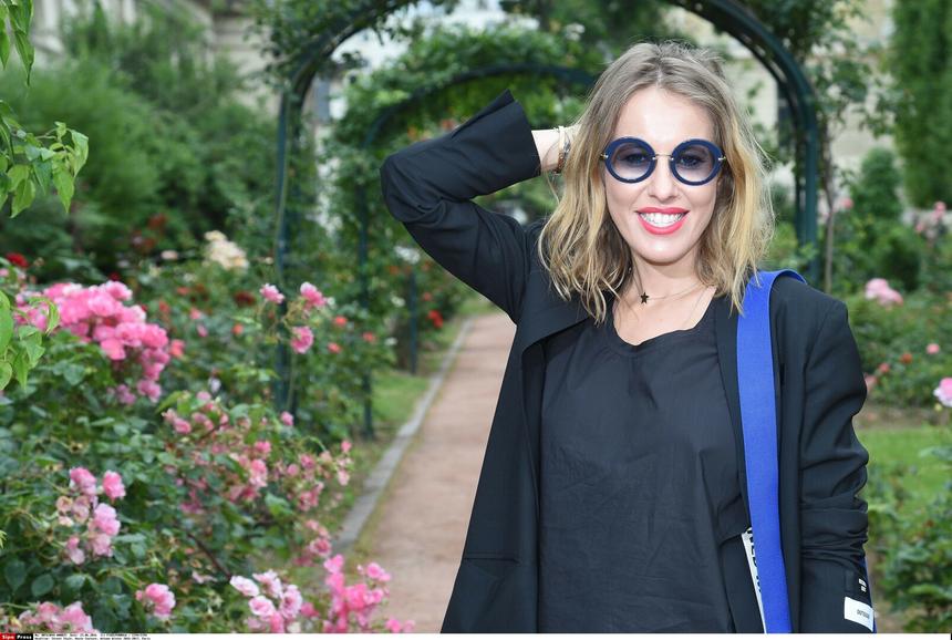 С вырезом в виде сердца: Ксения Собчак в новом образе поделилась результатами похудения