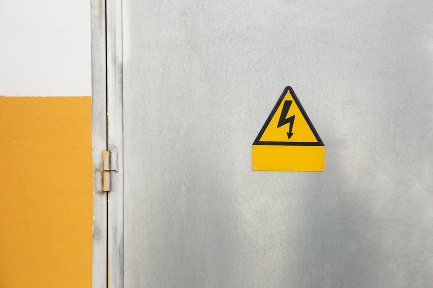 На ноге был ожог, а рядом лежал провод: в подъезде многоквартирного дома нашли тело пенсионерки