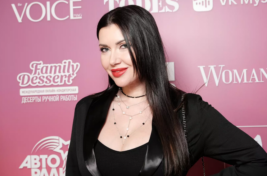 Певица из «Тутси» Маша Вебер призналась, что приняла ислам ради мужа