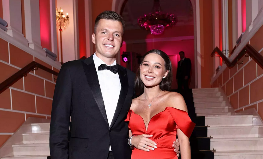 Блогерша Лерчек на ПМЭФ объяснила кольцо на безымянном пальце