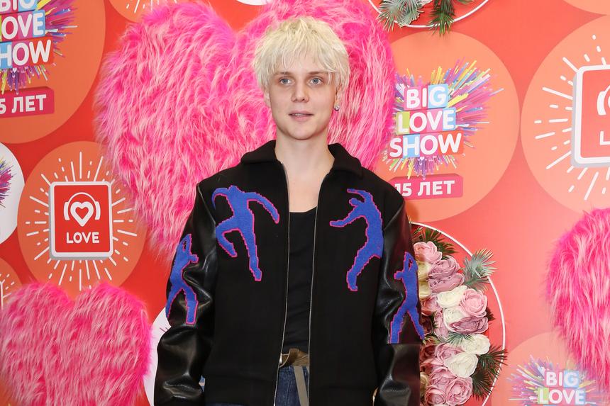 Просит о помощи: певец Ваня Дмитриенко вынужден раздавать листовки на улице