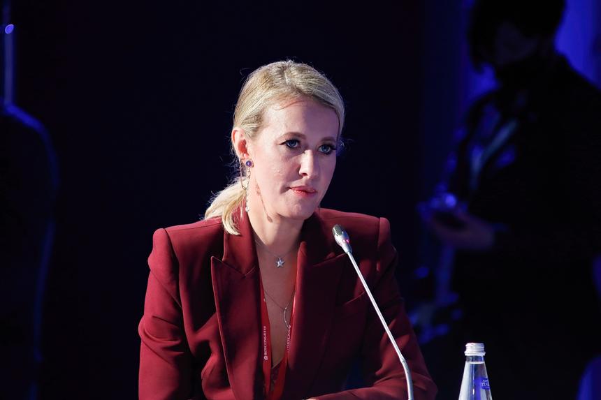 «Ну и жуткий же у вас вид!»: Ксения Собчак «наехала» на робота Женю на ПМЭФ