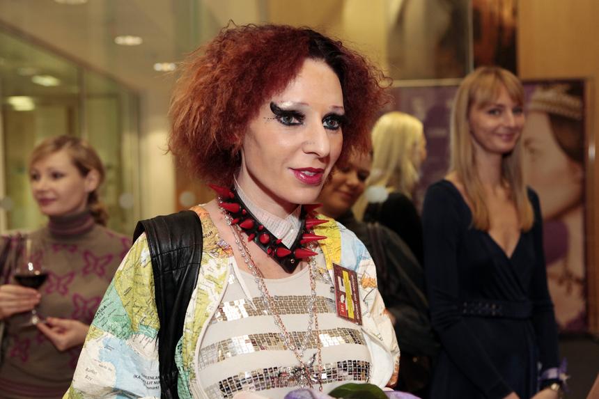 Эксцентричная королева русского рок-н-ролла Жанна Агузарова вернется на сцену после долгого перерыва