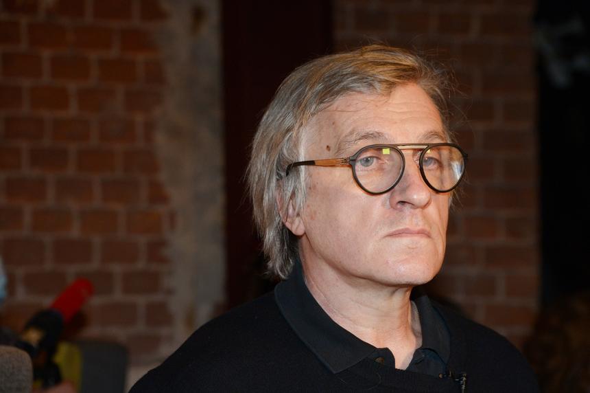 Уехавший в Латвию режиссер Крымов поставил спектакль с Хаматовой в главной роли