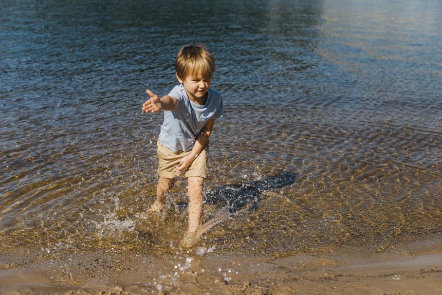 «Он об камни бился, все лицо было в ранах»: 6-летний сын погибшего участника СВО умер после похорон отца