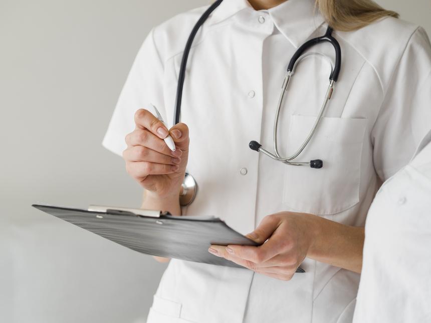 Российский ребенок попал в больницу после падения на него части столба