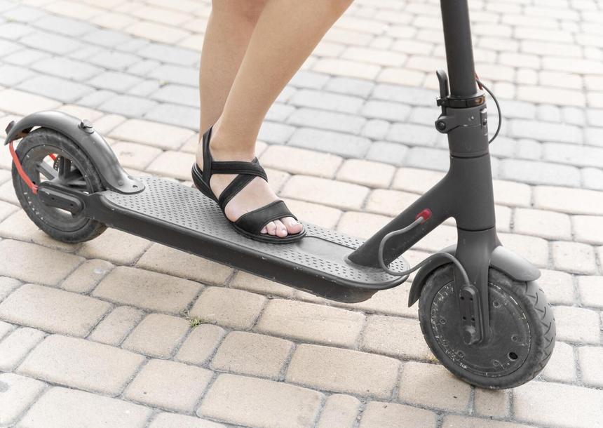 В российском городе девушка попала в реанимацию после поездки на самокате