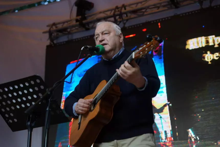 Бард Никитин наградил детей на фестивале в Москве после обвинений в помощи ВСУ