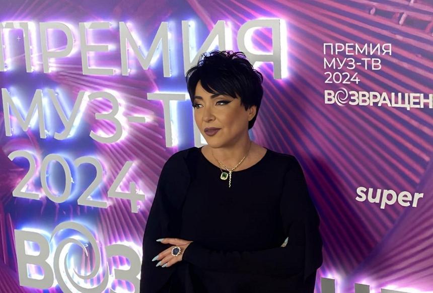 «Идет в ногу со временем»: стилист Голубева оценила мини-платье с воланами певицы Лолиты