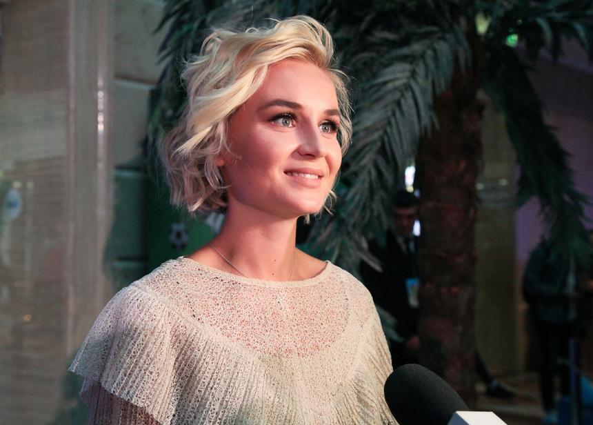 «Скоро можно будет ездить на гастроли»: Полина Гагарина впервые вывела на сцену 7-летнюю дочь