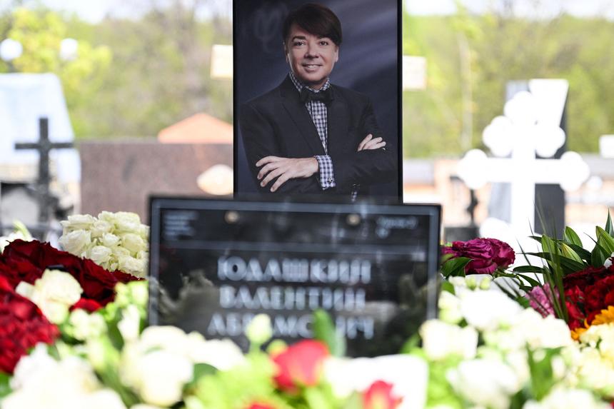 Игорь Крутой показал внуков Валентина Юдашкина, впервые посетивших его могилу