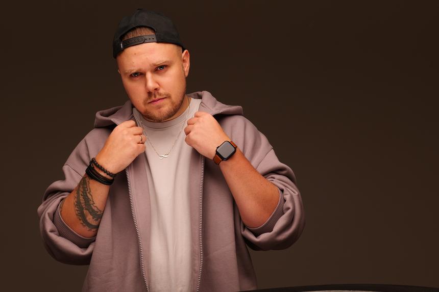 «Расстаться было лучшим решением»: певец NECHAEV о распаде группы N.E.V.A., дресс-коде для звезд и Урганте