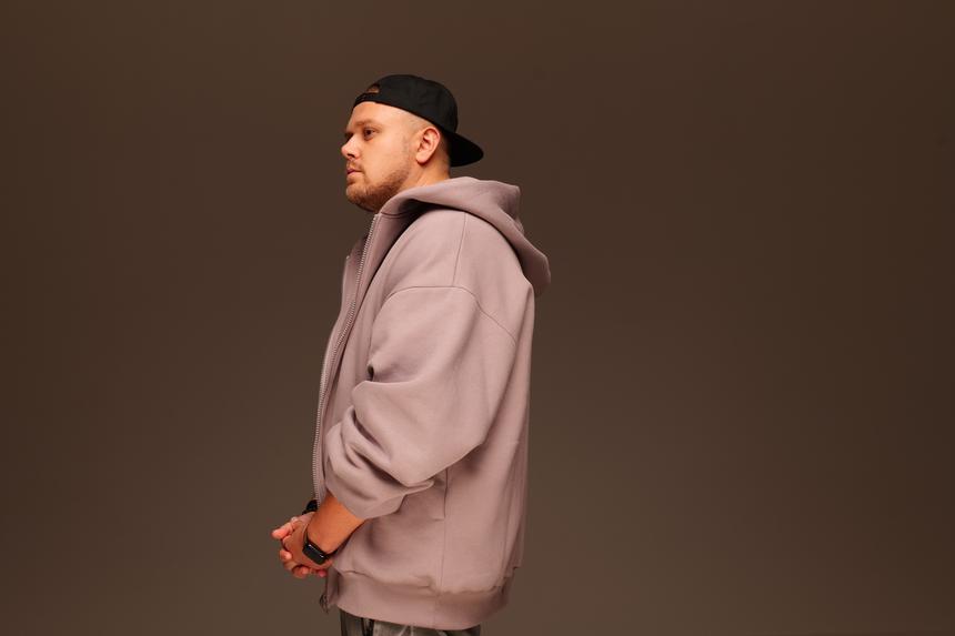 «Расстаться было лучшим решением»: певец NECHAEV о распаде группы N.E.V.A., дресс-коде для звезд и Урганте