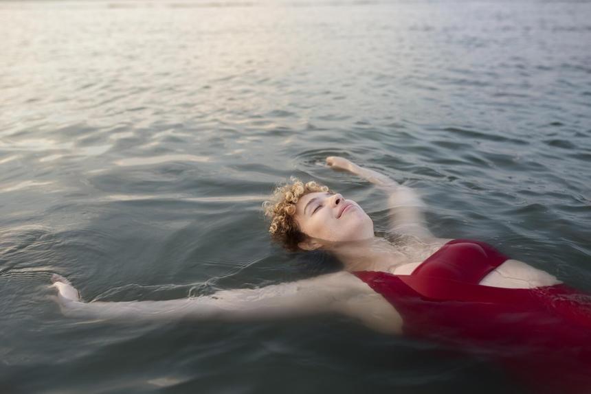 «Букет» инфекций: врач объяснил, почему нельзя купаться в стоячих водоемах