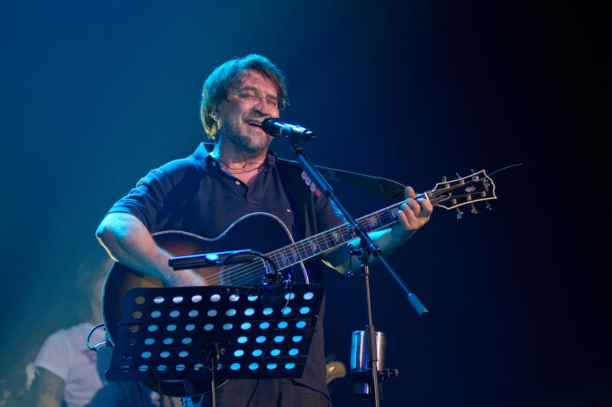 Юрий Шевчук продолжает зарабатывать деньги на фанатах из России и устроил закрытую акцию для поклонников