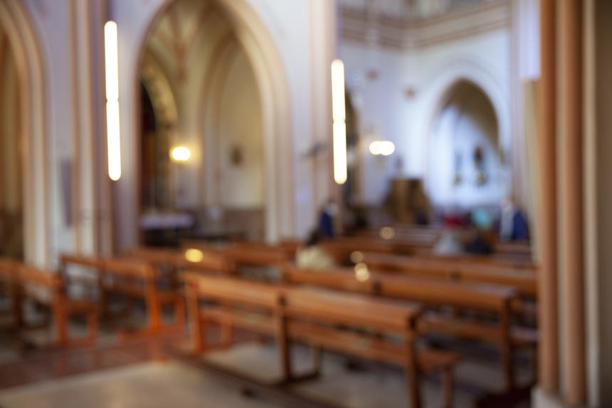 20-летний мужчина потушил свечи в храме и напал на прихожанку