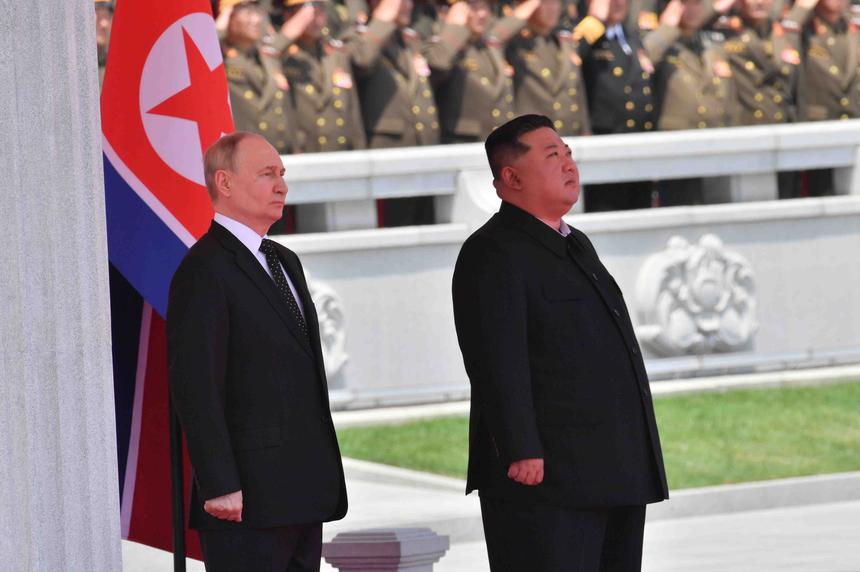 Северокорейская певица исполнила Владимиру Путину и Ким Чен Ыну хит SHAMAN