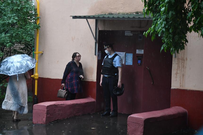 В Москве двухлетнего мальчика с синяками нашли спящим на полу в подъезде