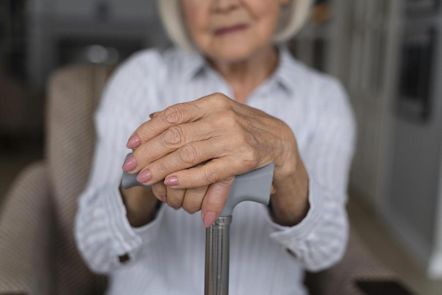 Надел цветастый платок, очки и сумку: житель Одессы замаскировался под старушку, чтобы покинуть Украину