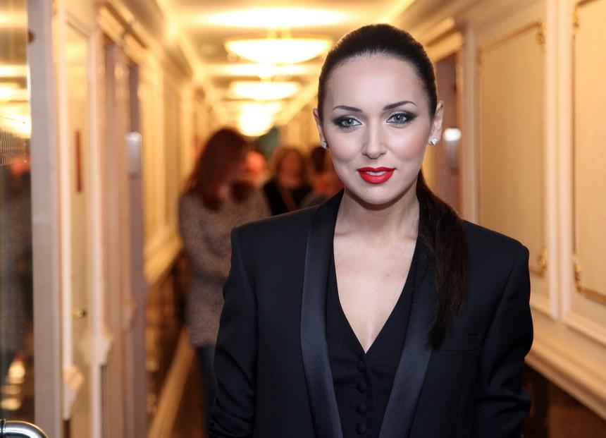 «Я учусь не бояться разлук тишины»: Алсу выпустила песню о своем разводе